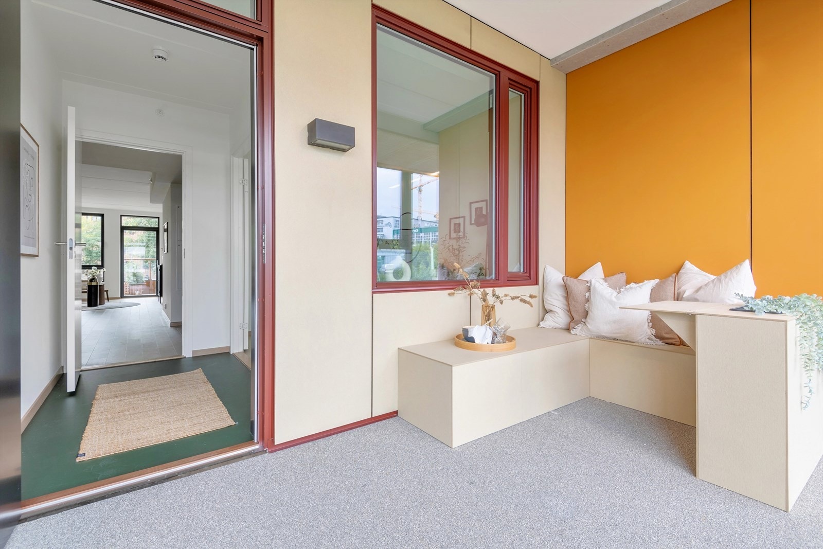 Flott egen vinterhage med sitteplasser og store vindusflater ved inngangsdøren, som gir et svært godt førsteinntrykk av boligen Galleribilde