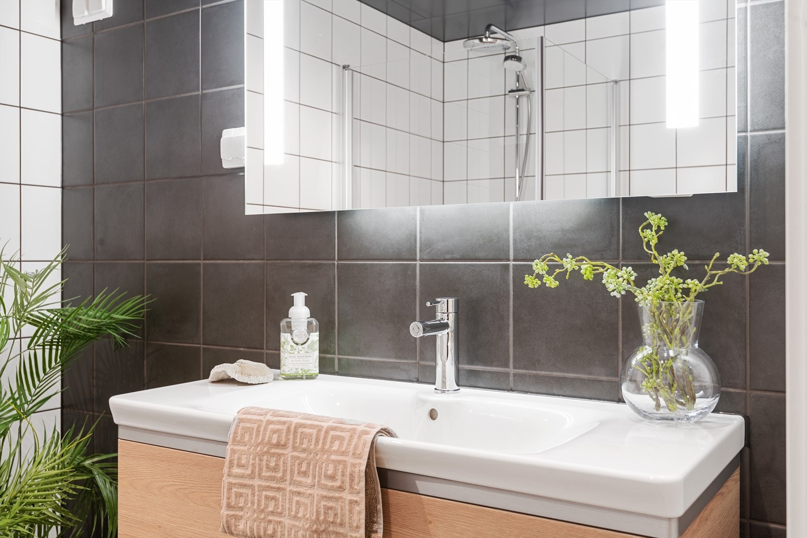 Lekkert speil med lys. Opplegg for vaskemaskin er skjult i baderomsinnredningen Galleribilde