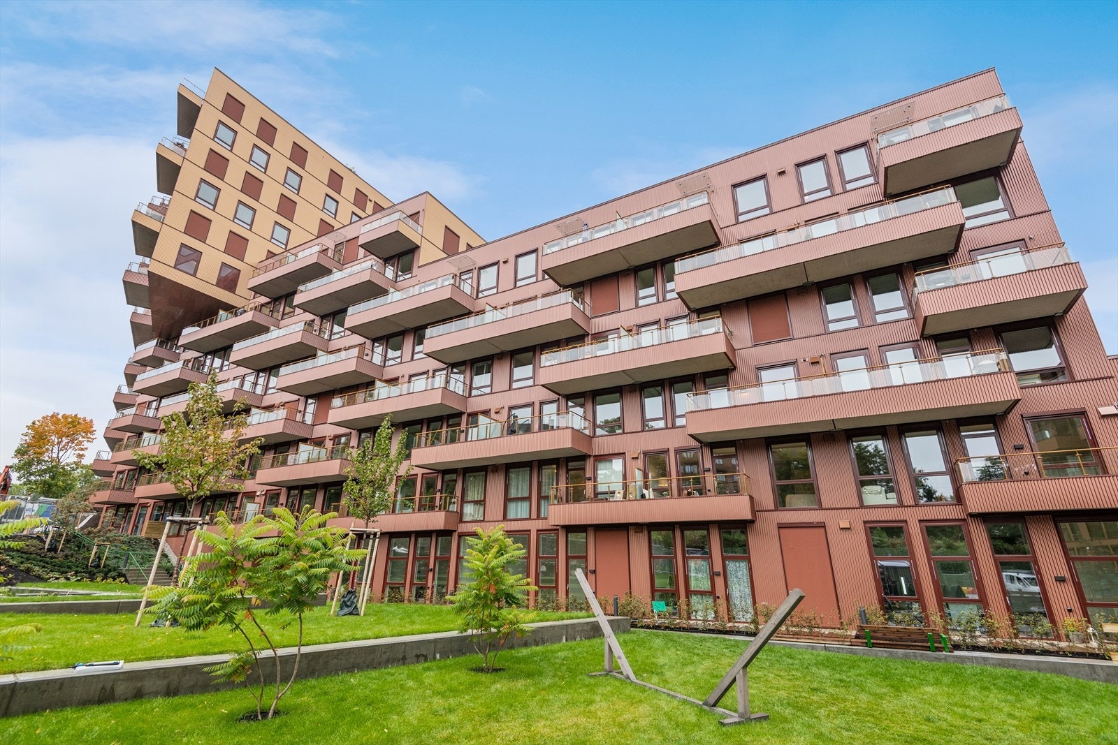 Fasade. Fine og grønne fellesområder foran inngangene Galleribilde