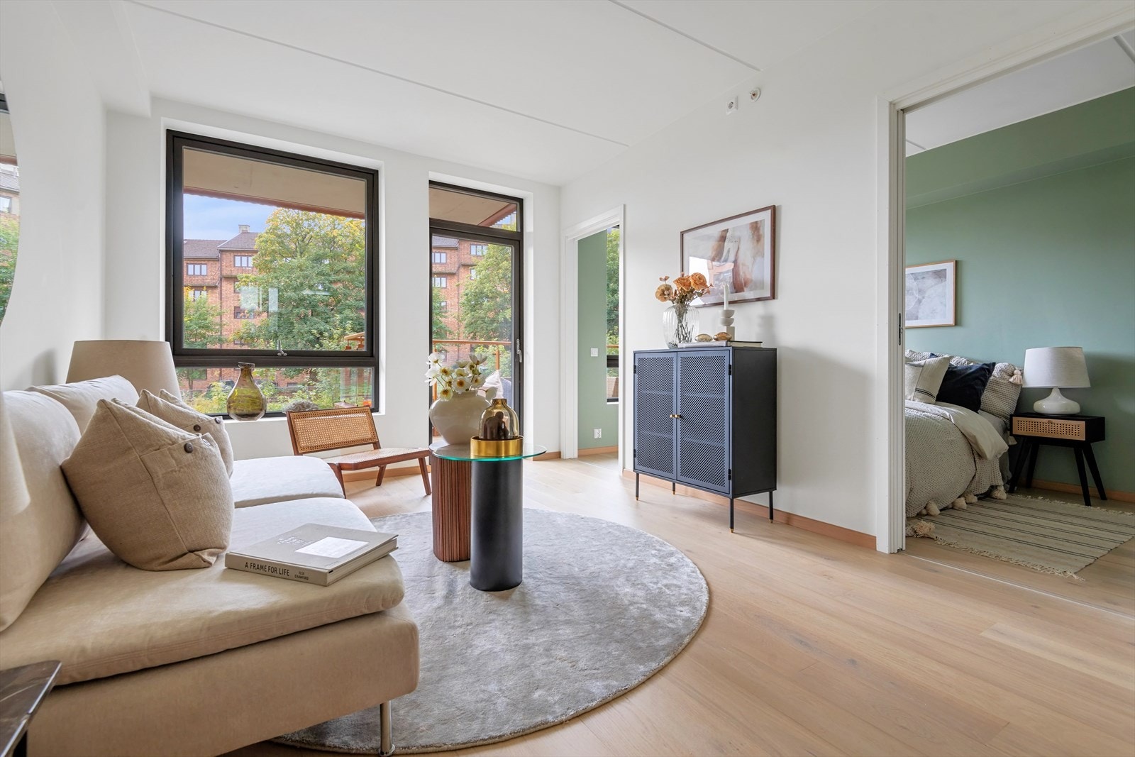 Leiligheten har et lekkert gjennomgående enstavs parkettgulv. Naturlig sone for mediemøbler mot soverom Galleribilde