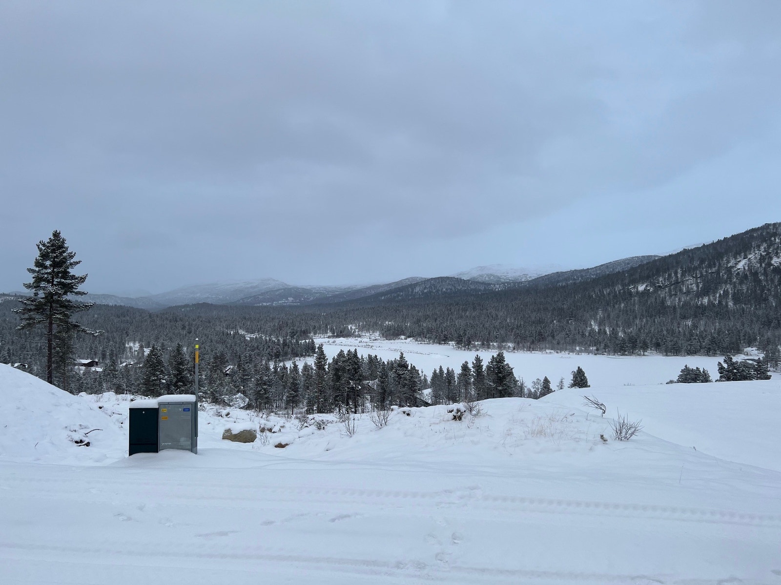 Flott utsikt over vannet ved Berdalsbru mot Hovden Galleribilde