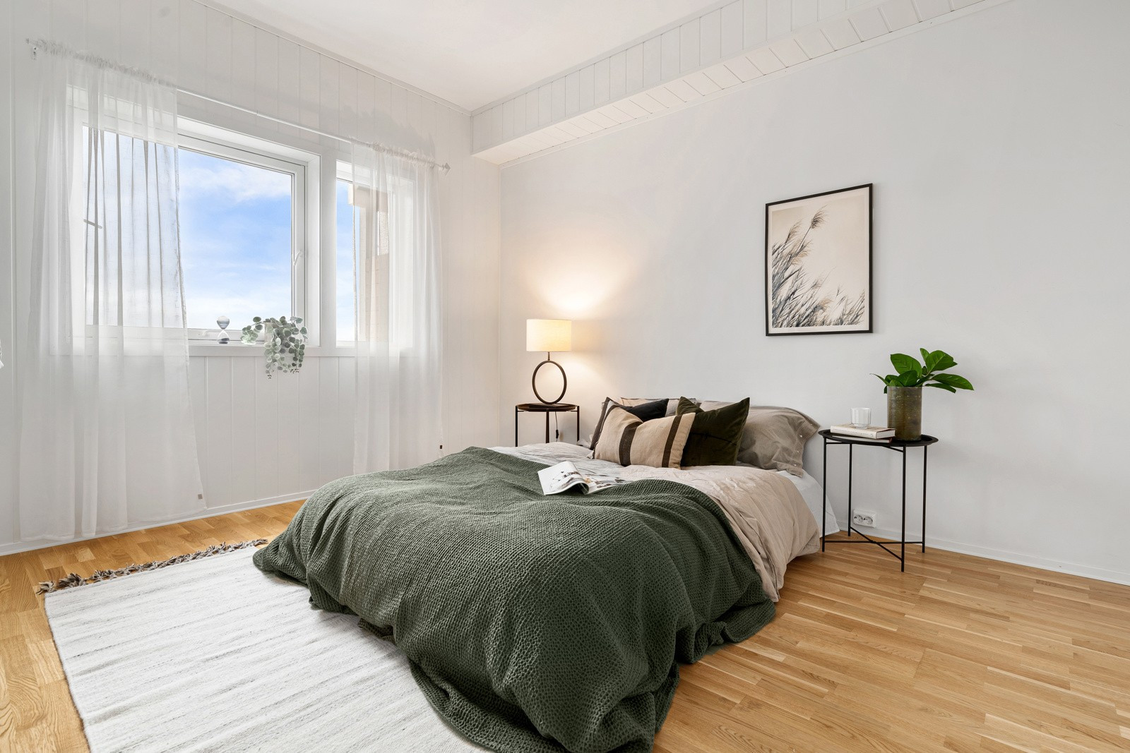 Soverommet har god plass til stor seng