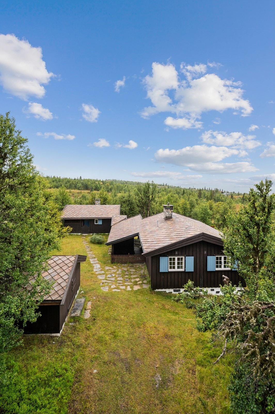 Langslåvegen 203 består av hytte, anneks og 2 uthus. Stor tomt på litt over 4 mål ! Galleribilde