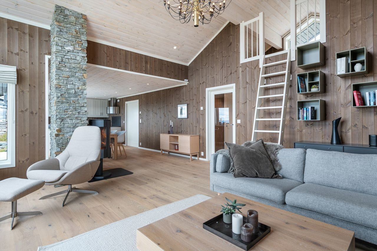 Hytta fremstår som lun og moderne med meget gode valg av materialer og inventar Galleribilde