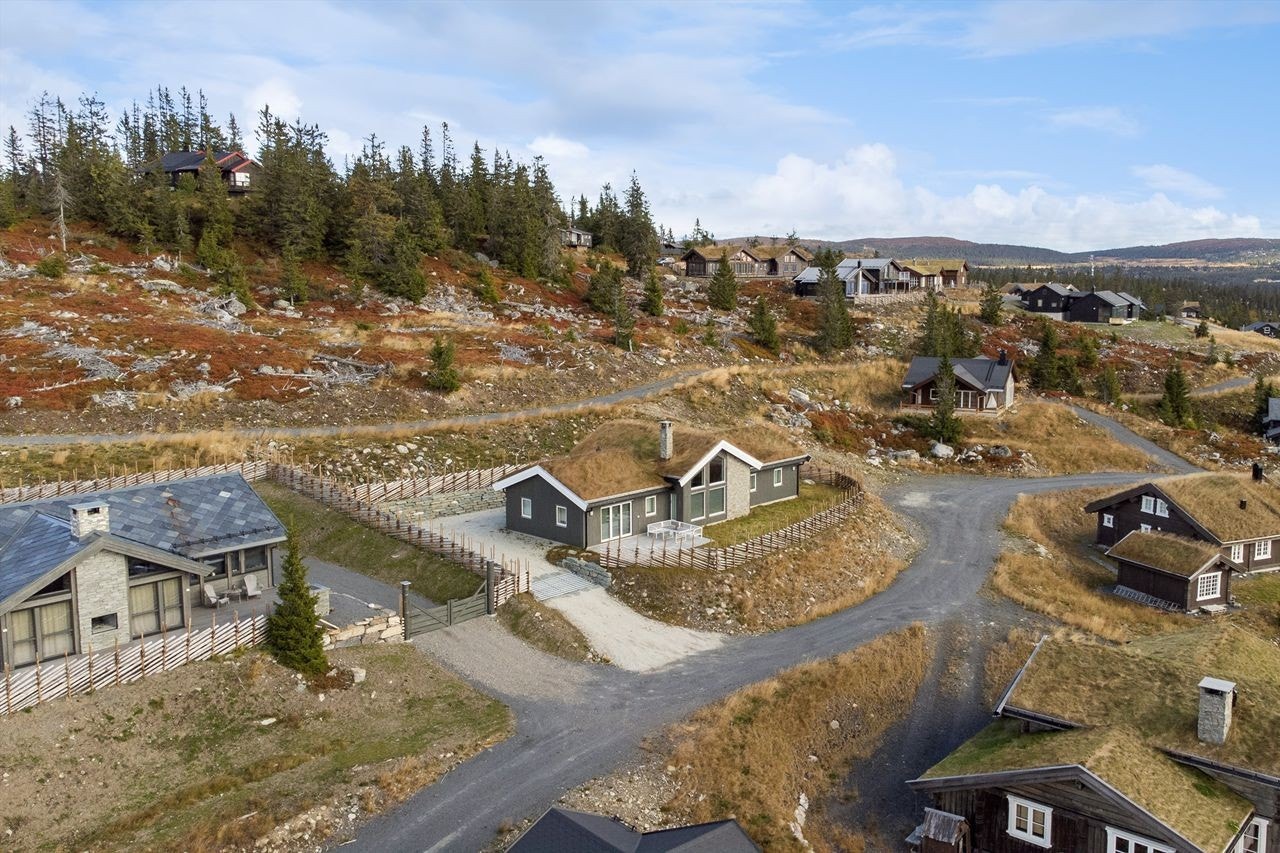 Velkommen til denne flotte og påkostede hytta som ligger høyt i terrenget, øverst på feltet, med flott utsikt og meget gode solforhold Galleribilde