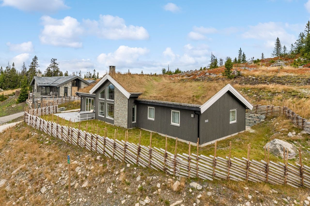 Hytte eiendommen ligger på Sjusjøen, Birkebeinerbakken hytteområdet. Etablert hyttefelt, solrik og fin beliggenhet Galleribilde
