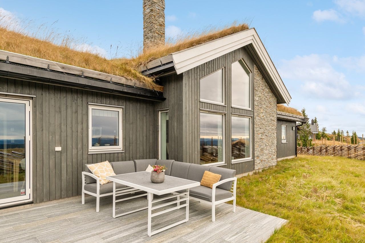 Stor terrasseplatting utenfor stuen Galleribilde