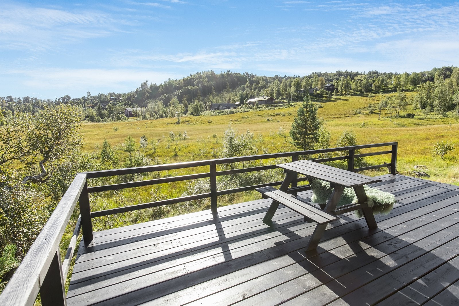 Terrasse utenfor inngangsdøren. Flott og åpen utsikt utover nærområdet Galleribilde