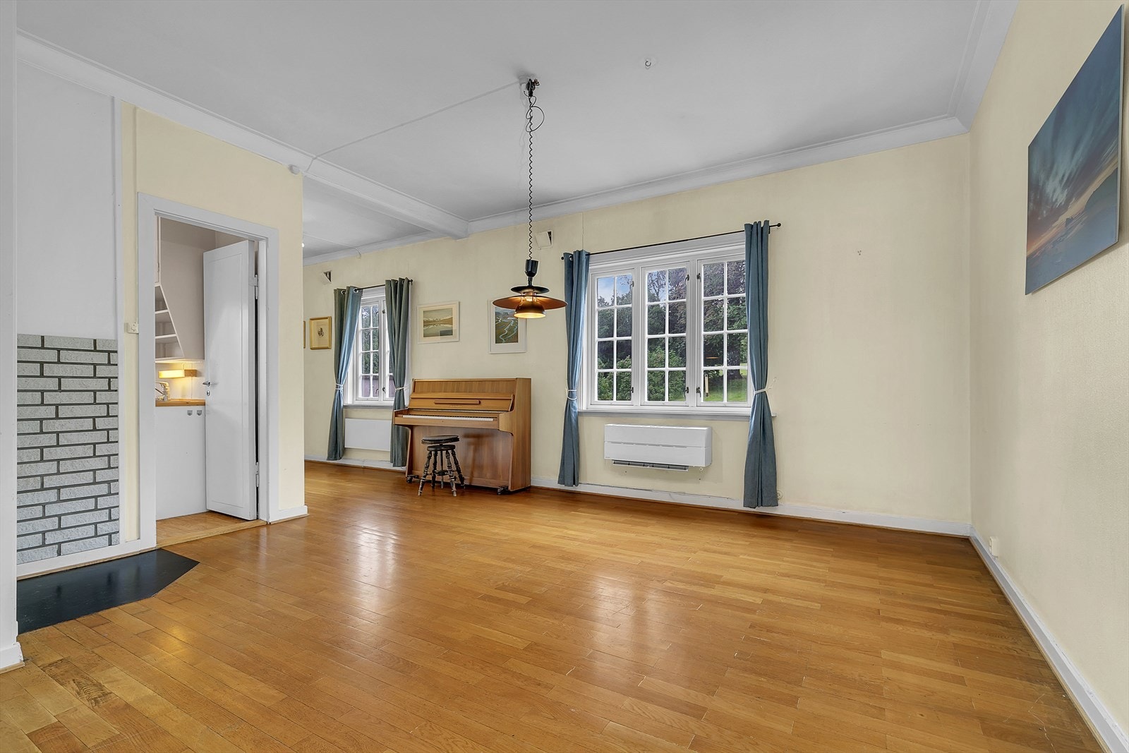 Muligheter for kontorkrok i stue? Kanskje åpne veggen inn til kjøkken? Galleribilde