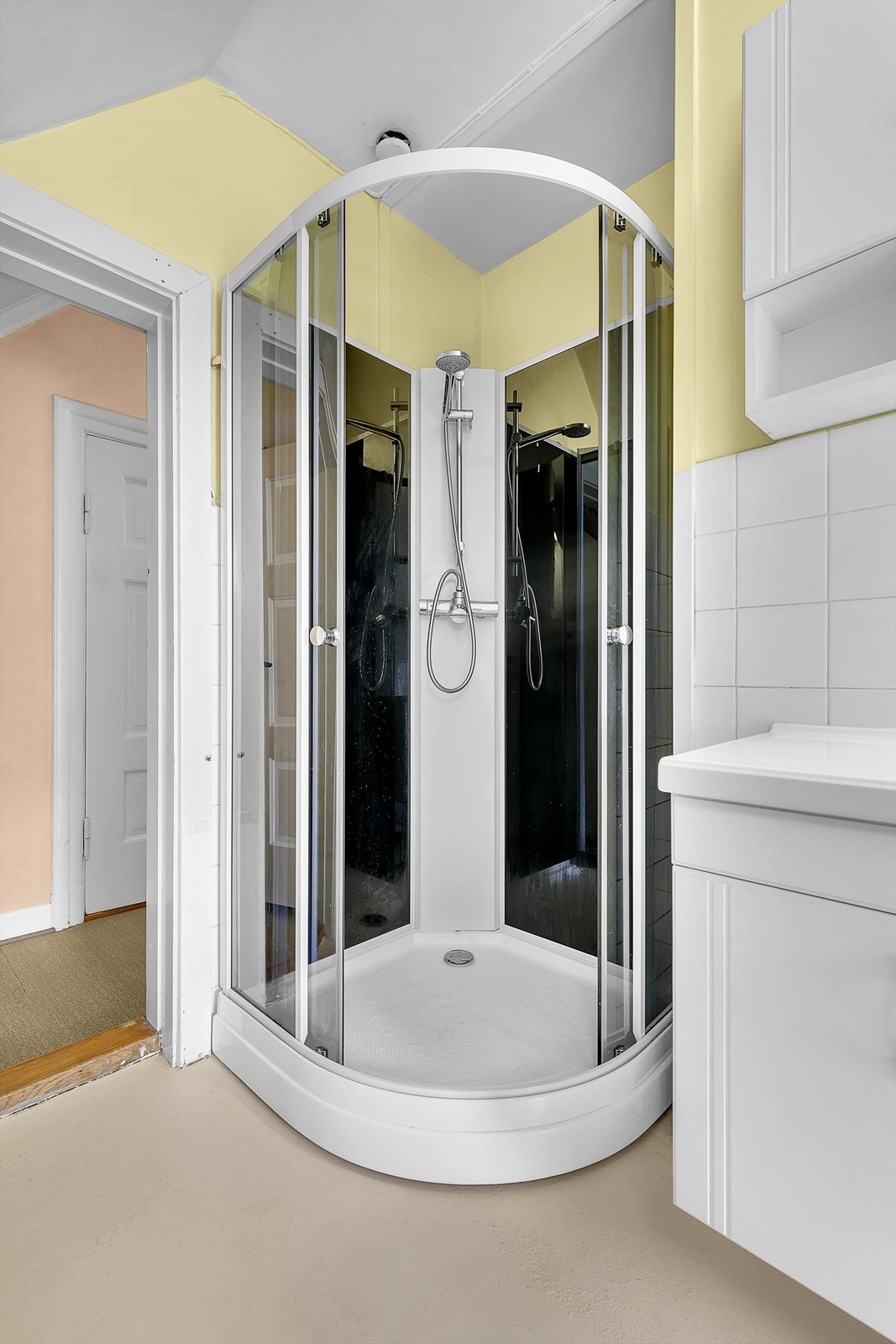 Dusjkabinett på bad. Galleribilde