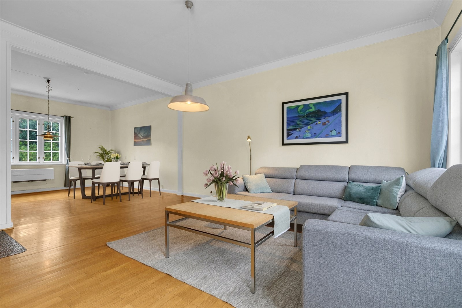 Romslig stue, med mulighet for møblering i flere soner. Galleribilde