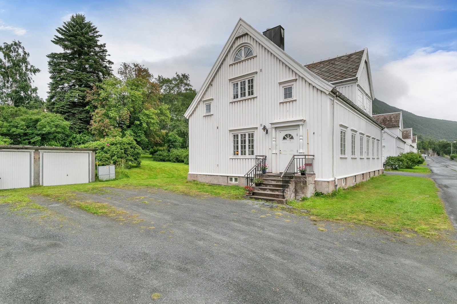 Velkjent syn i Narvik, Havnegata er bestående av flotte boliger med sjel. Galleribilde