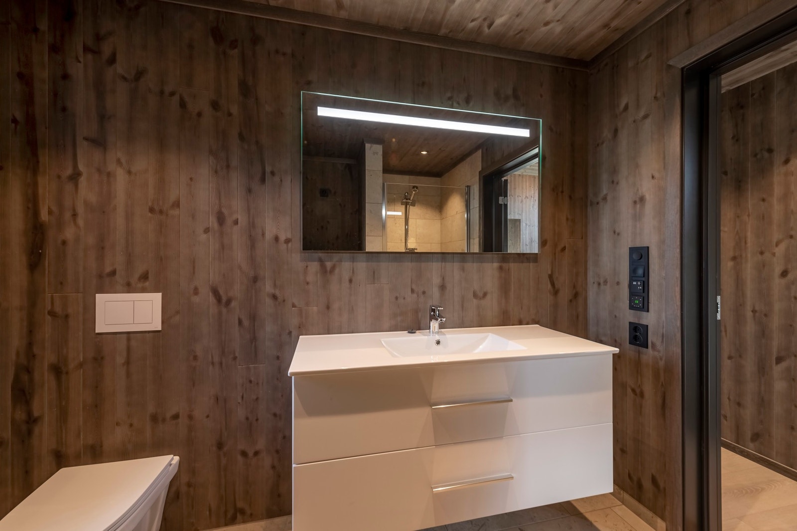 På badet finner man opplegg for vaskemaskin. Galleribilde