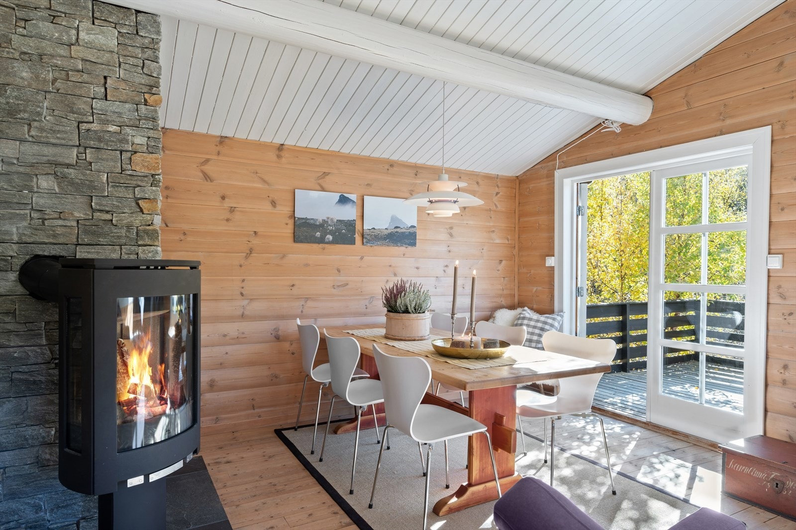 En dør leder ut til terrassen. Galleribilde