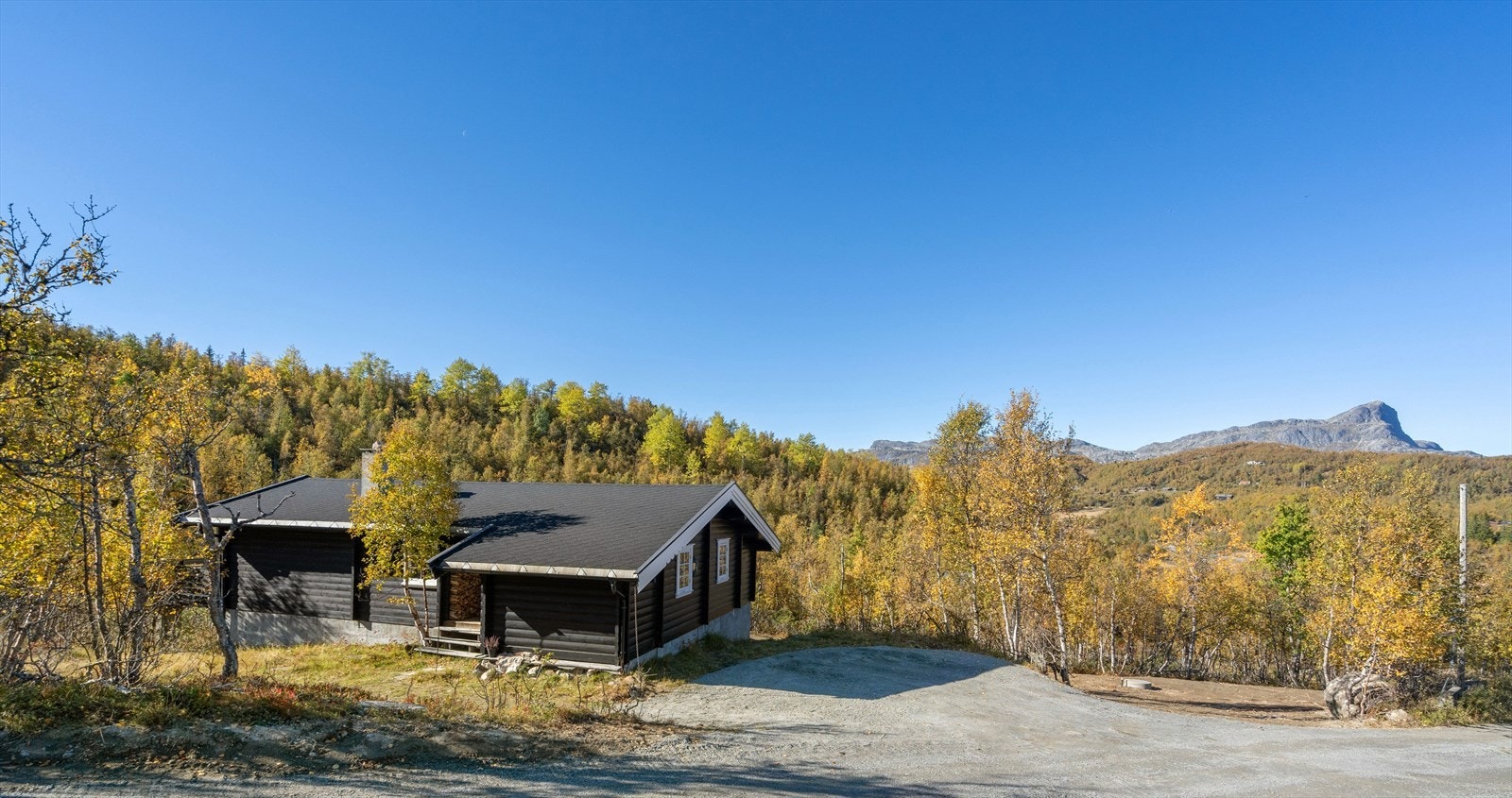 Eiendommen ligger i Beito nedenfor Beitostølen i Øystre Slidre kommune, med utsikt mot Bitihorn. Galleribilde