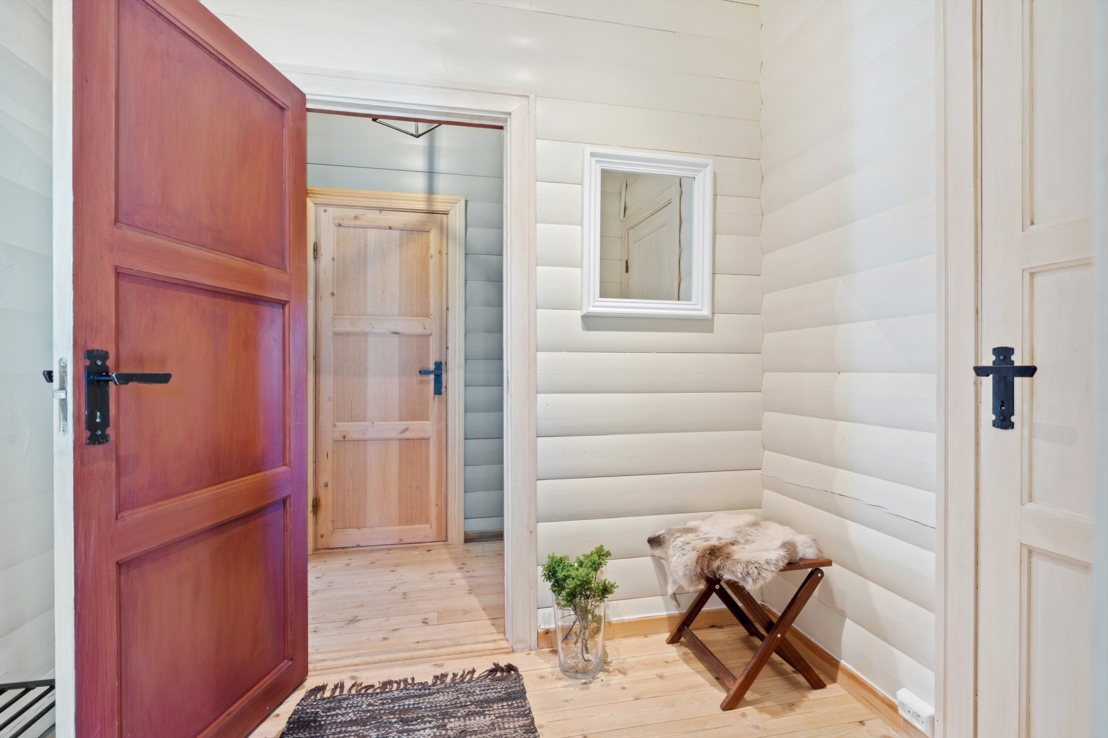 Velkommen inn! Entré med plass for å henge fra seg yttertøyet, og overflater malt i behagelige fargetoner. Galleribilde