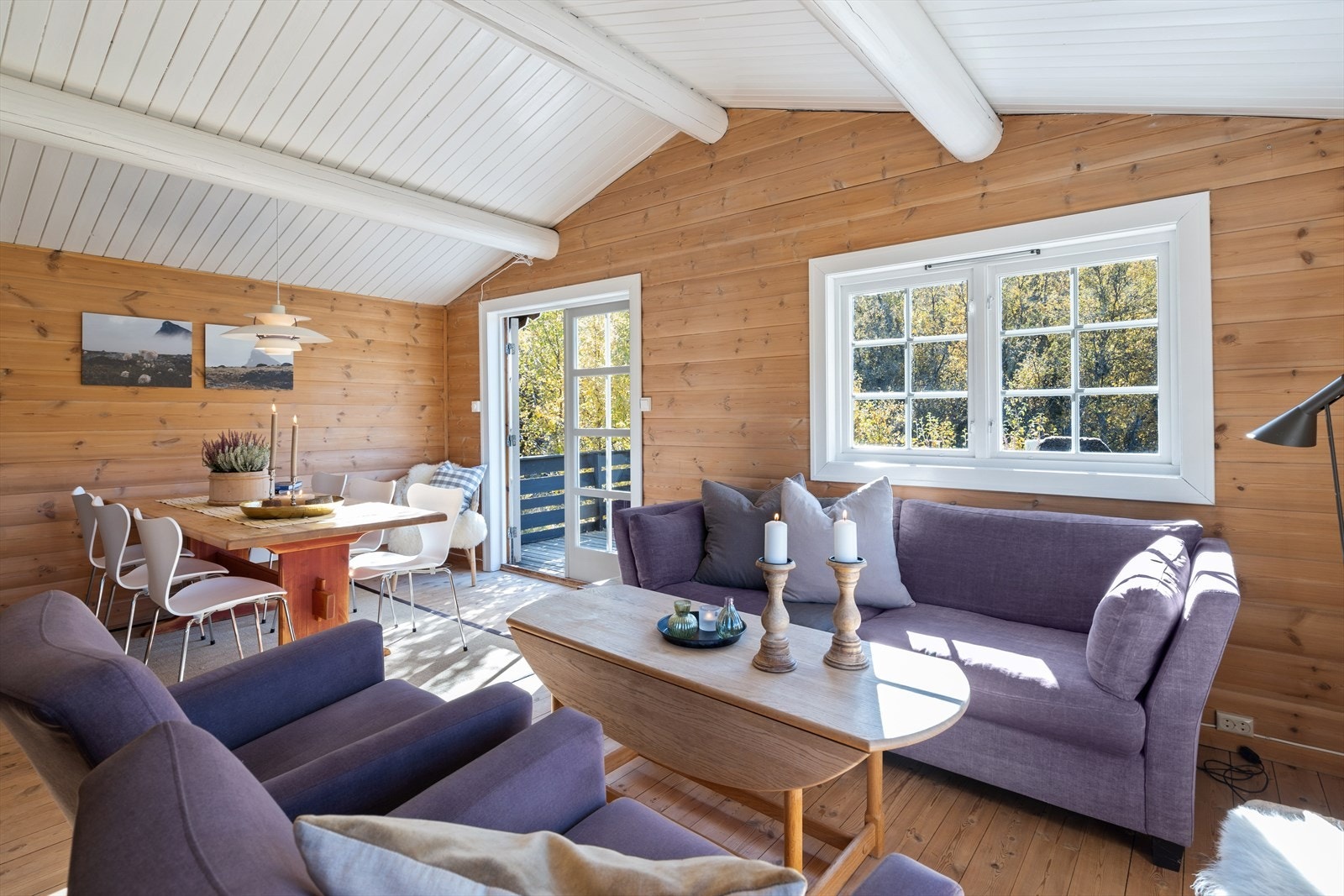 Stuen har rausta himling med synlige åser, dette gir sammen med vindusflatene en god og luftig romfølelse. Galleribilde