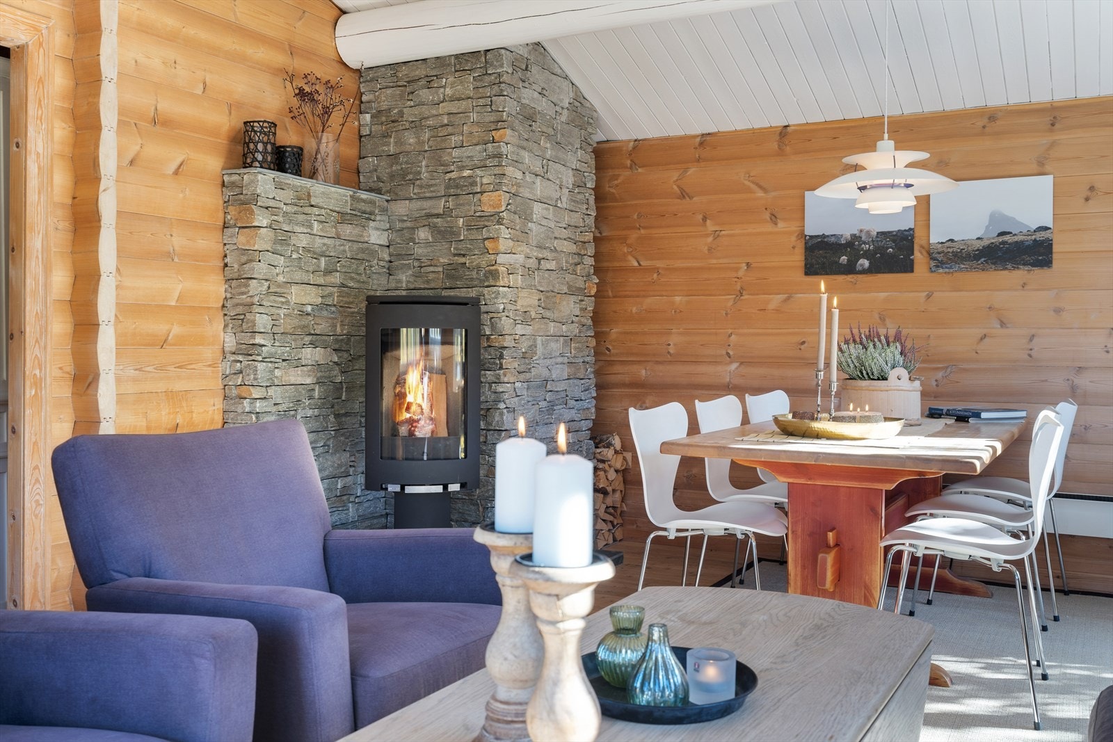 Peisovnen bidrar til kos og ekstra varme i den kalde årstida, og brannmur er pent forblendet med stein. Galleribilde