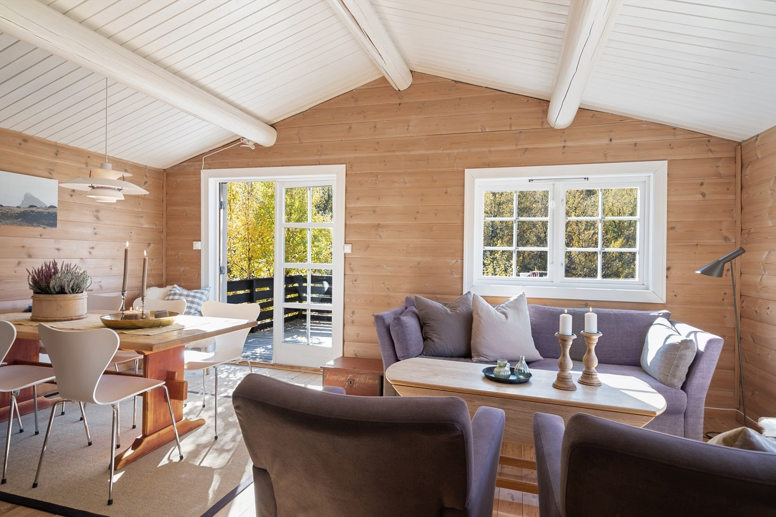 Her er plass for både en salong og en spisegruppe for små og store lag. Galleribilde