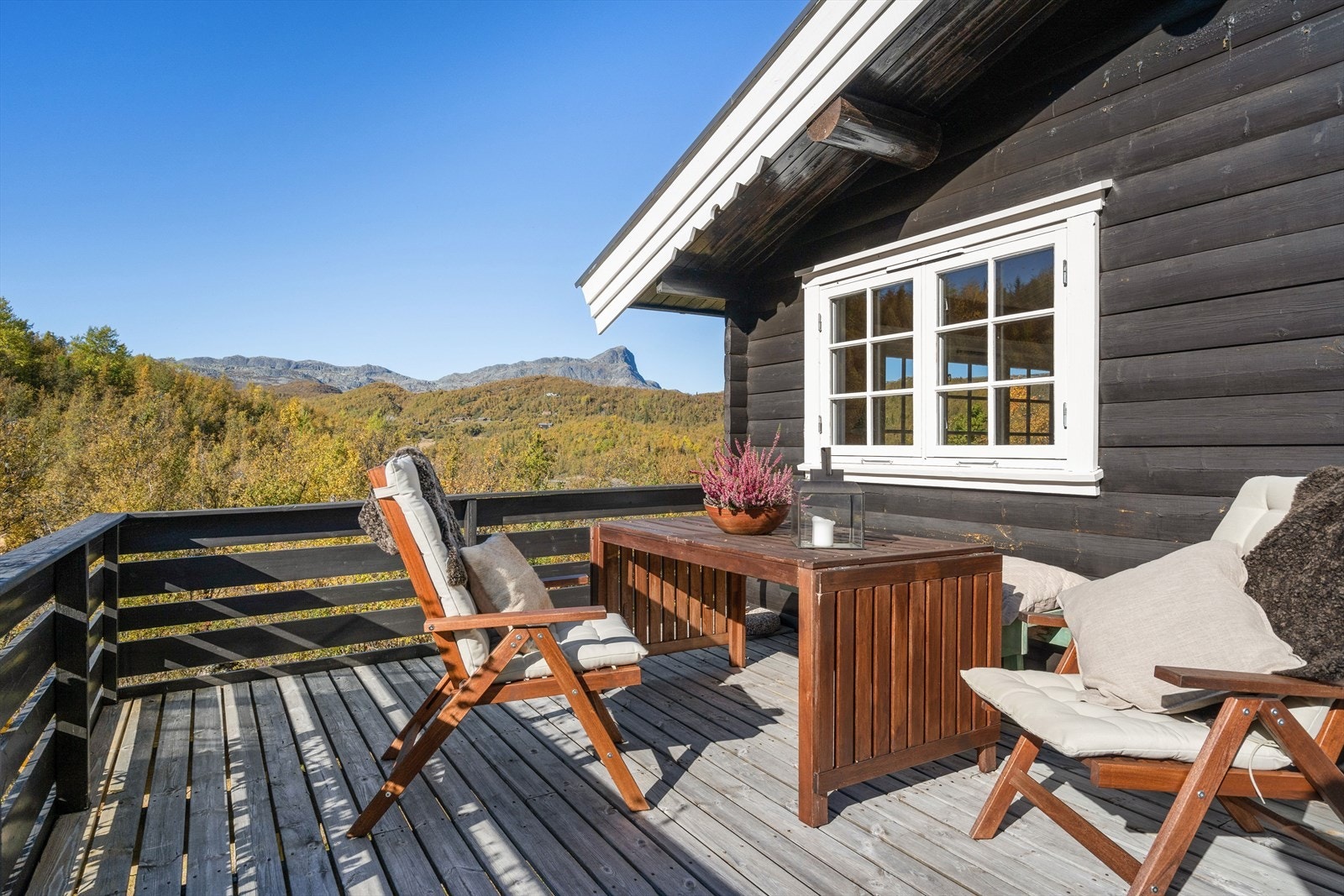 Fra terrassen er det flott utsikt mot Bitihorn. Galleribilde