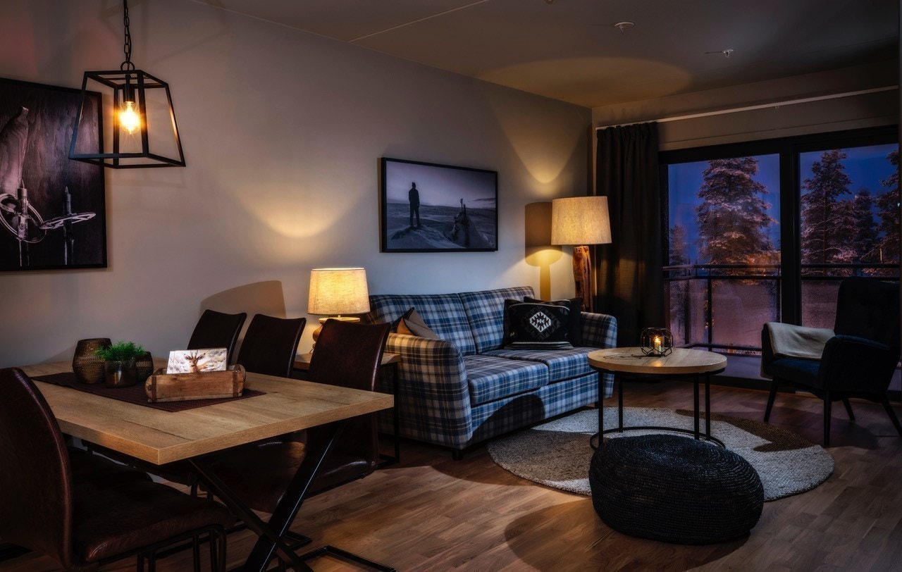 Effektiv og koselig møblering. Sofa kan slåes ut, gir deg soveplass til 2 personer.
*Illustrasjonsbilde; teppe og puff er tilvalg. Galleribilde