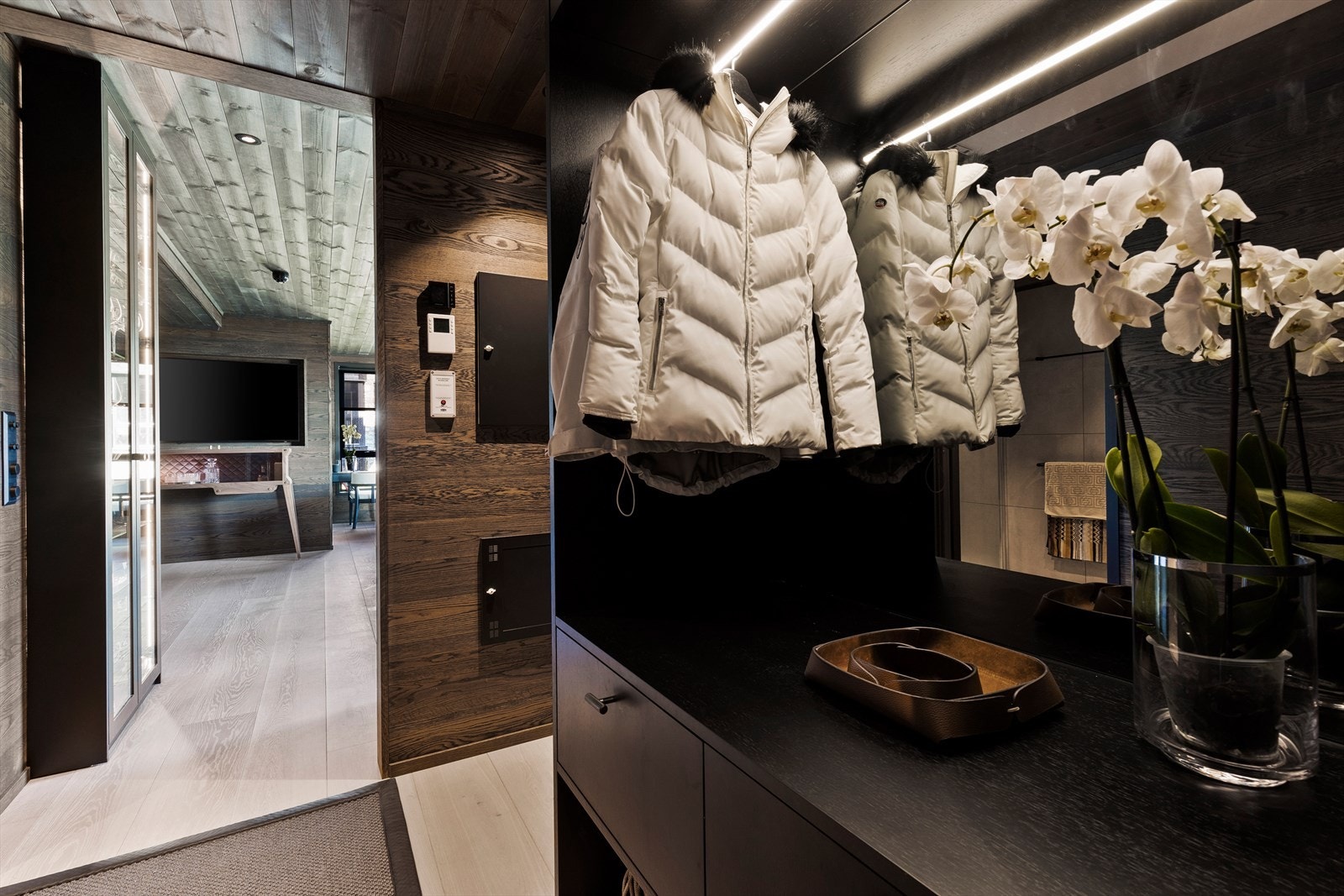 Hall med plassbygget garderobe. Galleribilde