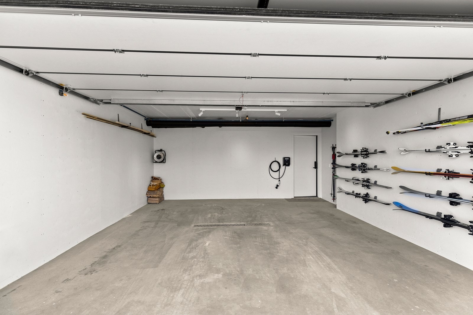 I den doble garasjen er det også elbil lader. Garasjeporten styres fra fjernkontroll. Galleribilde