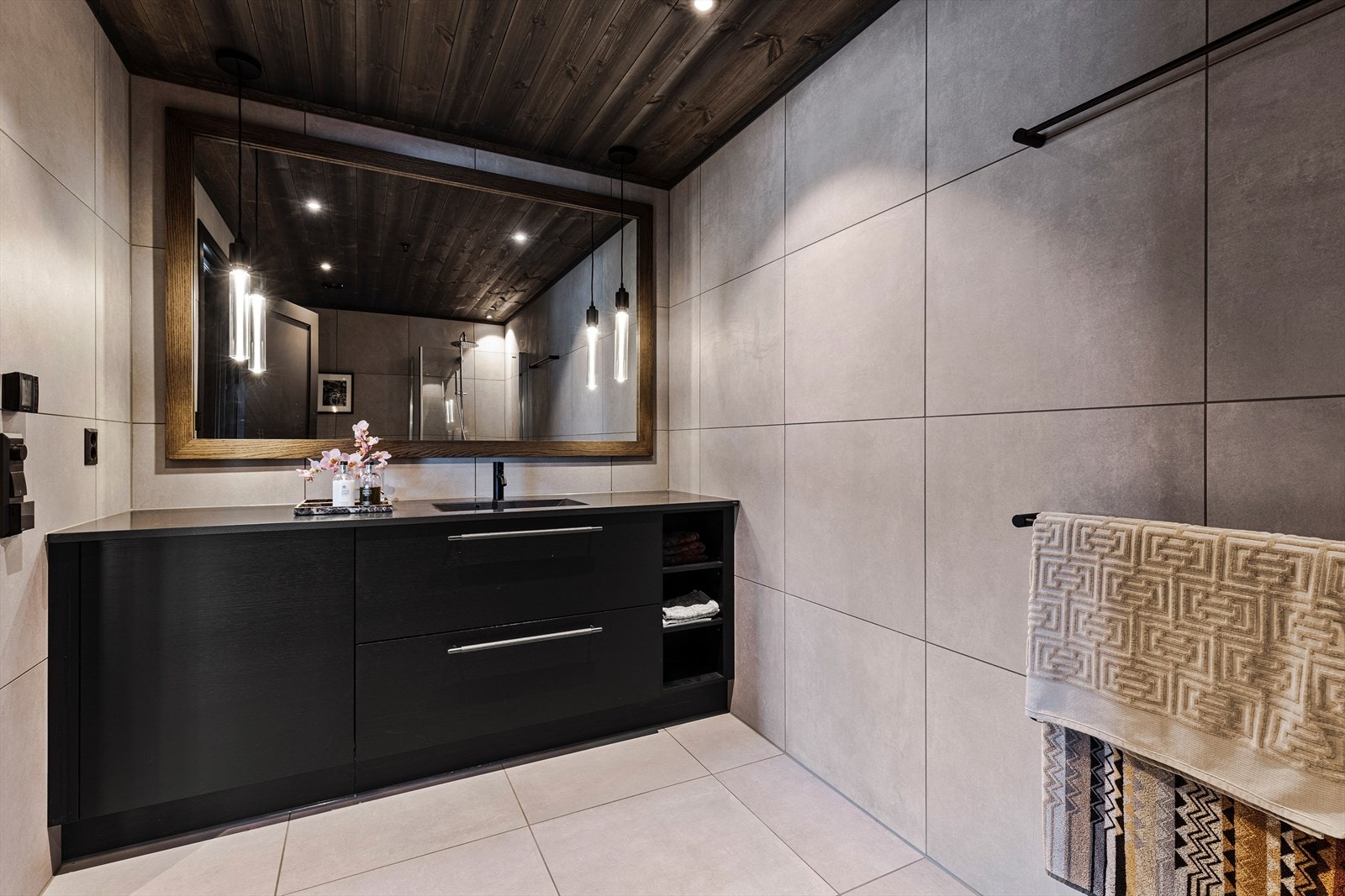 Baderom nr 2 med opplegg for vaskemaskin. Lekre detaljer i høy kvalitet. Lamper fra Buster & Punch. Galleribilde