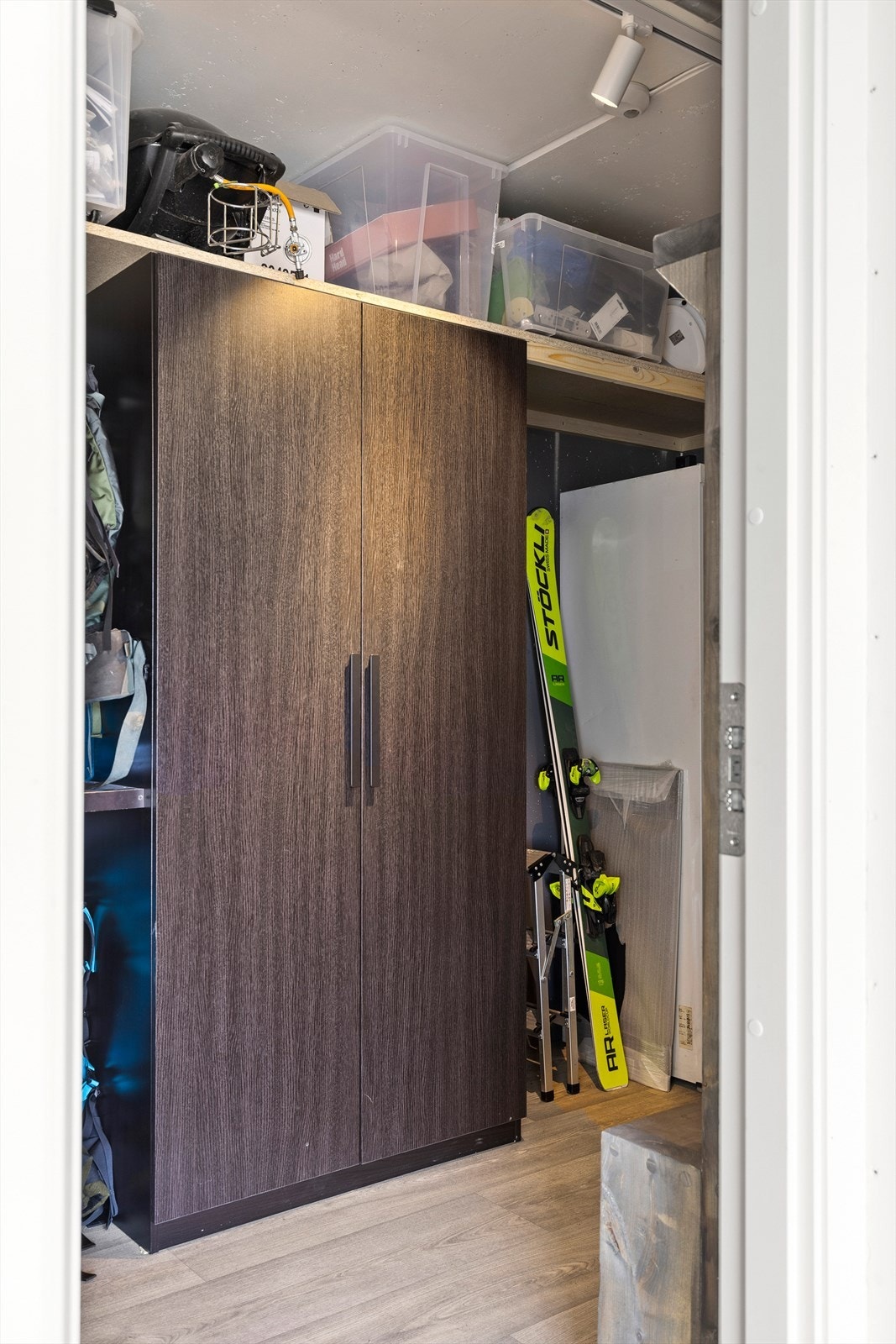 Innredet sportsbod ifbm. garasje. Galleribilde