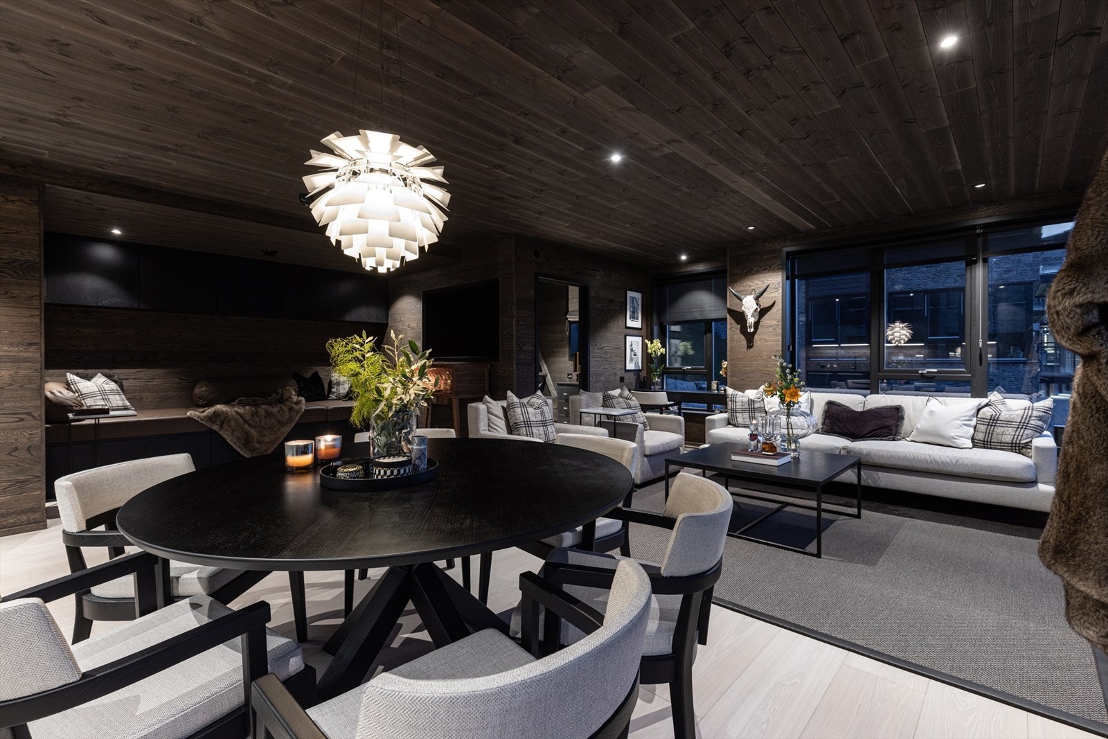 Leilighetens utsøkte materialvalg harmonerer godt med den fantastiske utsikten. Galleribilde