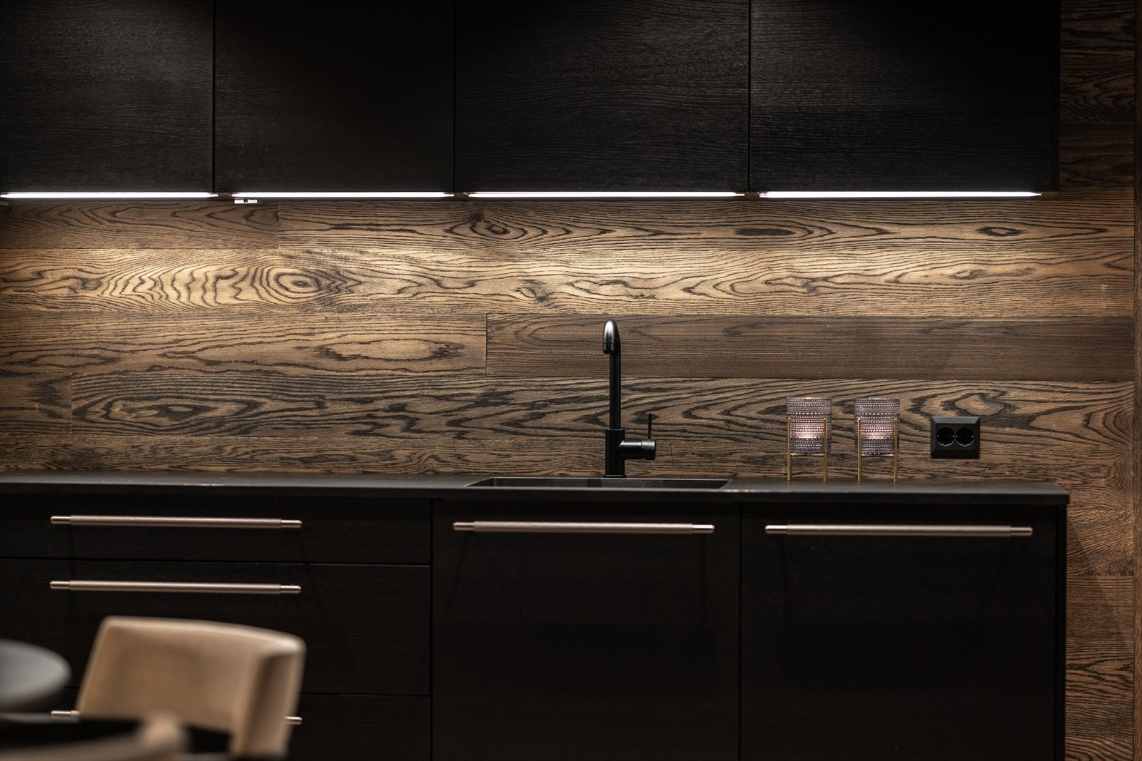 Det komplette kjøkkenet sørger for at måltidene blir av ypperste kvalitet. Og ikke minst er det herlig med isbiter fra integrert maskin i kjøleskap. Galleribilde