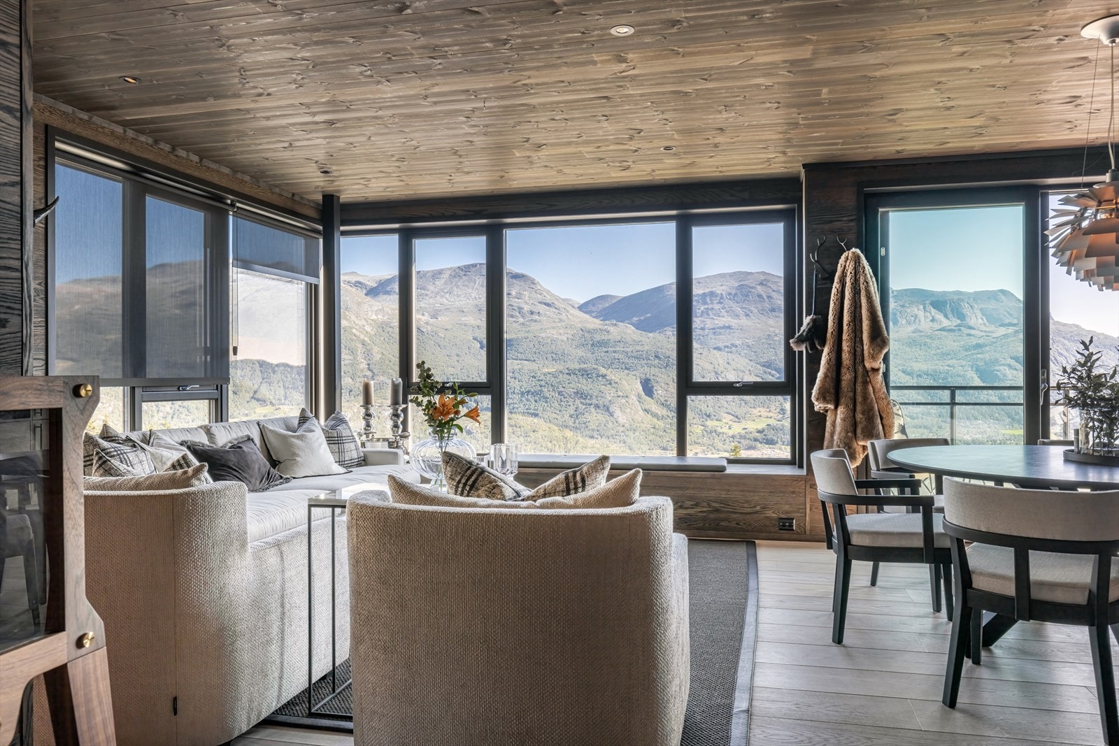 Utsikt fra oppholdsrommet dagtid. Galleribilde