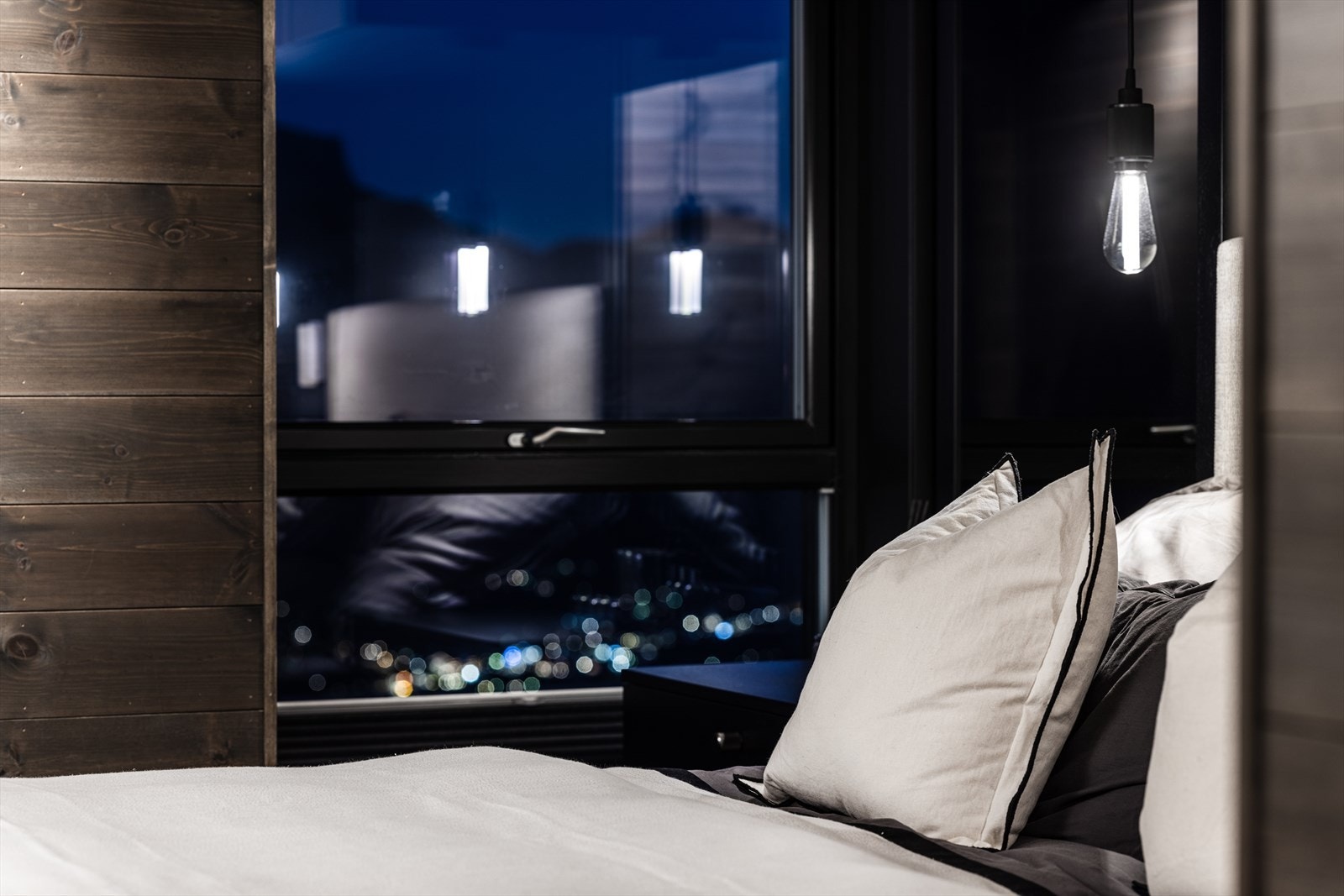 Gardinene på soverommet styrer du fra sengen med fjernkontroll. Lampene fra Buster & Punch sørger for riktig belysning. Galleribilde