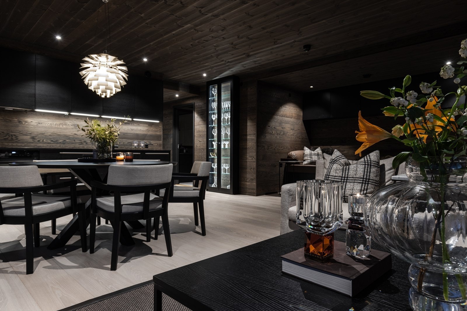 Oppholdsrommet oser av god fjellatmosfære og har flere soner. Galleribilde