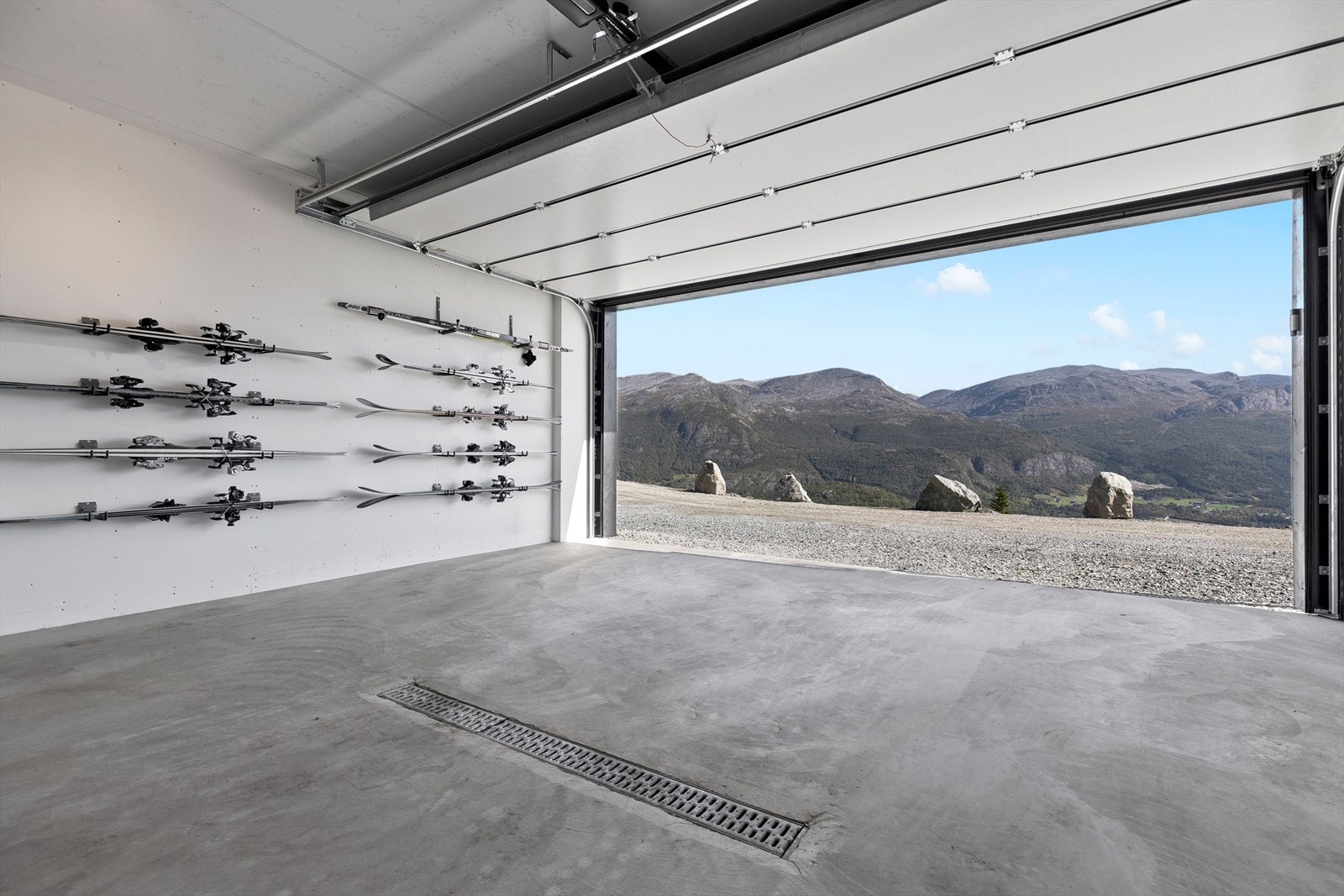 Dobbel garasje med oppbevaring for ski samt inngang til varm sportsbod. Galleribilde