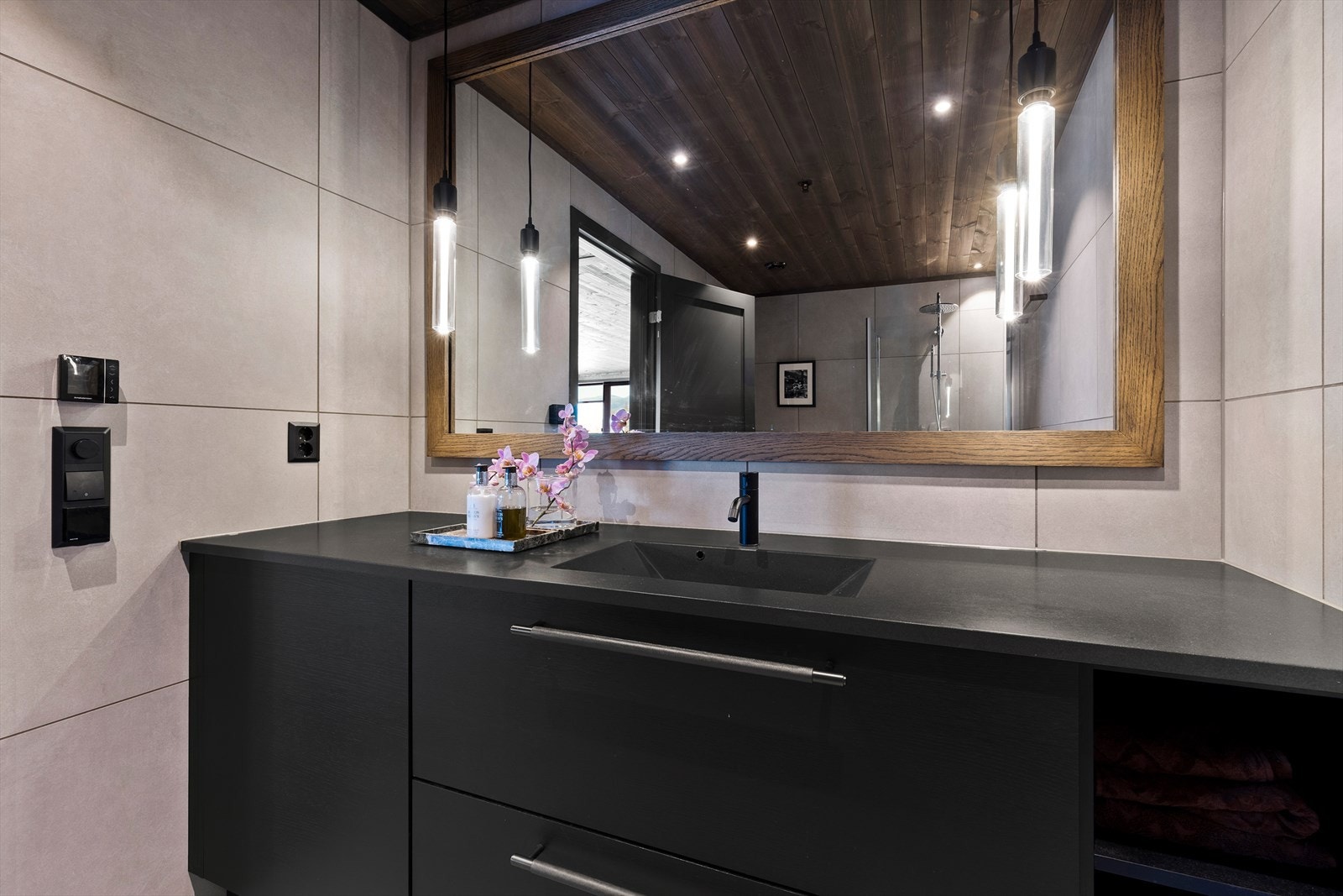 Baderom nr 2 har en tidløs innredning med vaskemaskin integrert i innredning. Galleribilde