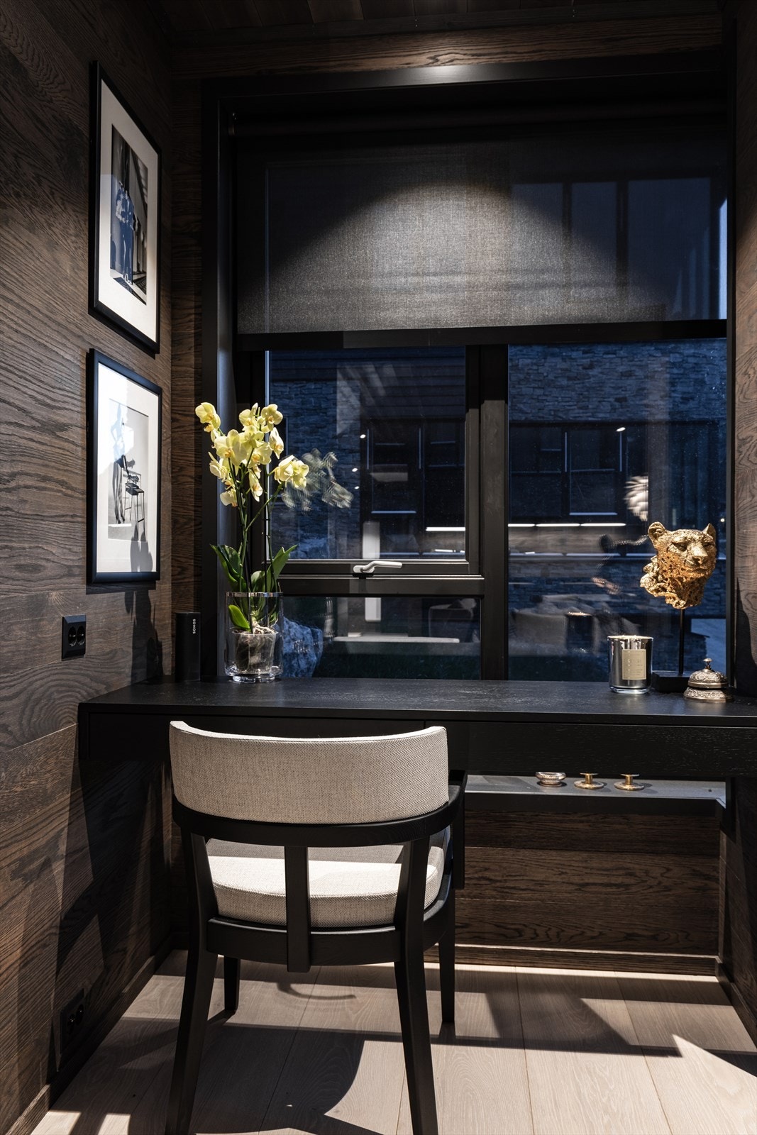 Plassbygget kontorplass i oppholdsrommet. Galleribilde