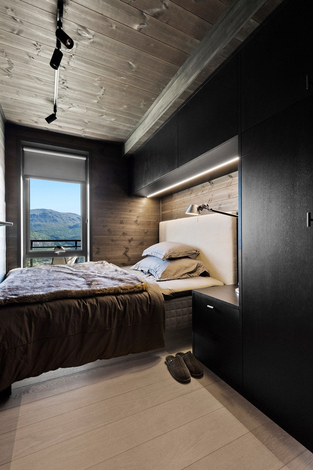 Soverom nr 2 med plassbygget garderobe. Galleribilde