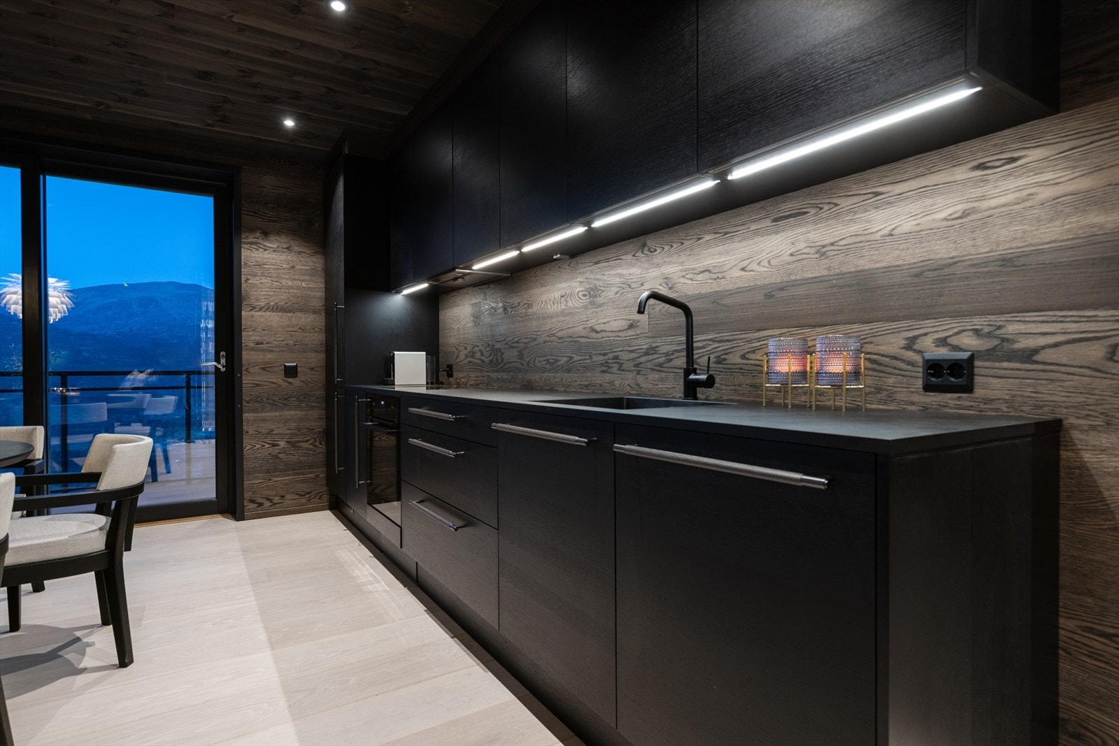 Delikat og smakfullt kjøkken fra Svane. Integrerte hvitevarer av god kvalitet. Galleribilde