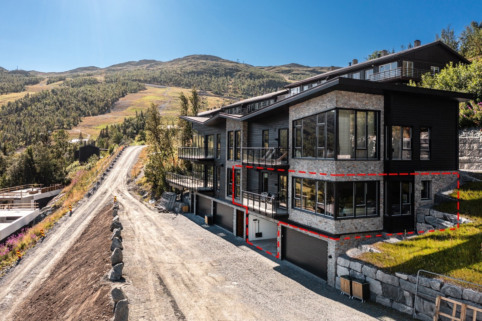 Leiligheten ligger i hus nr 1 ved Skarsnuten 905. Galleribilde