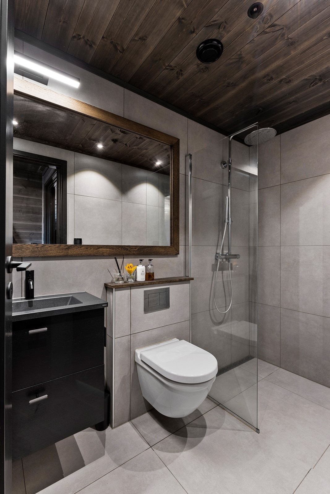 Baderom i tilknytning til hovedsoverommet. Galleribilde