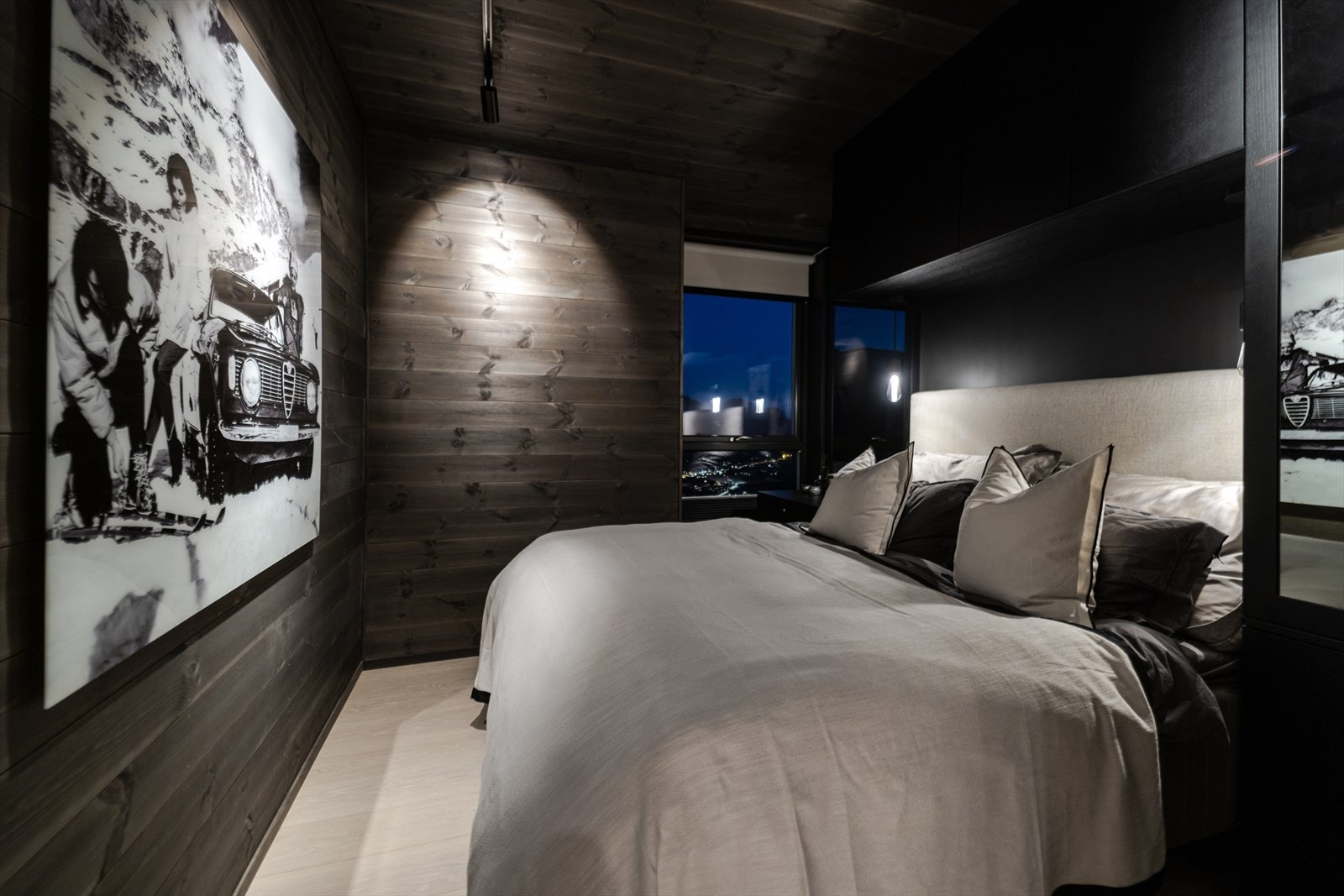 Hovedsoverommet med plassbygget garderobe og baderom i direkte tilknytning. Galleribilde