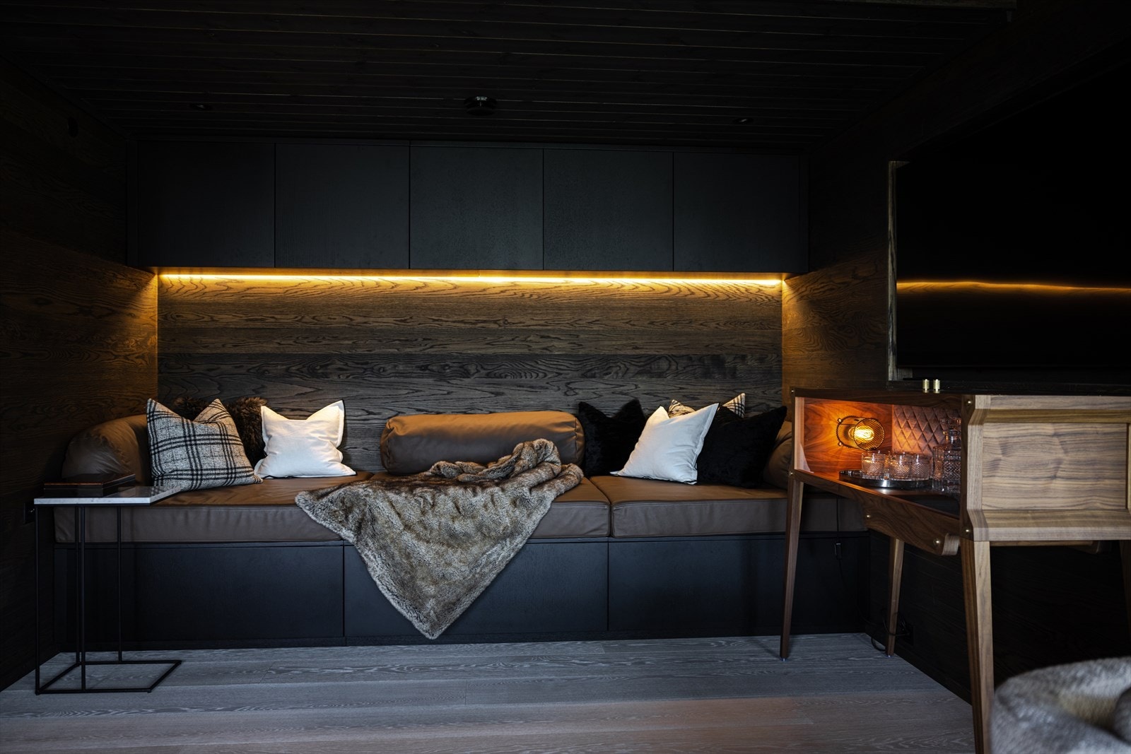 Lekre og tidløse plassbyggede møblement i hele leiligheten. Galleribilde