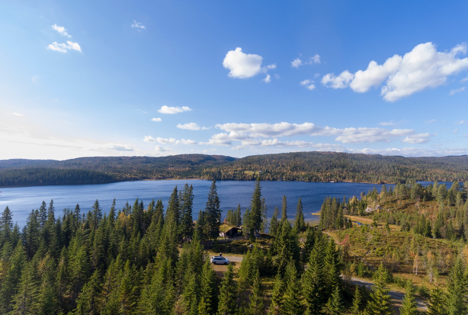 Hyttefeltet ligger ved Grønningen, en innsjø omgitt av frodige skoger, grønne enger og vakre åser Galleribilde
