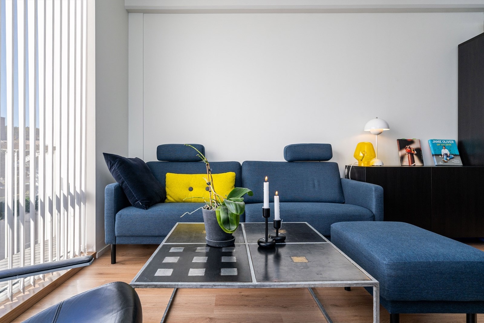 I stuen er det plass til hyggelig sofakrok, ønsket medie- og oppbevaringsmøblement. Galleribilde