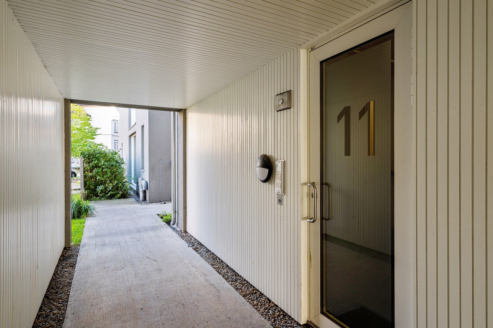 Pent opparbeidet uteområde og ryddig inngangsparti. Galleribilde