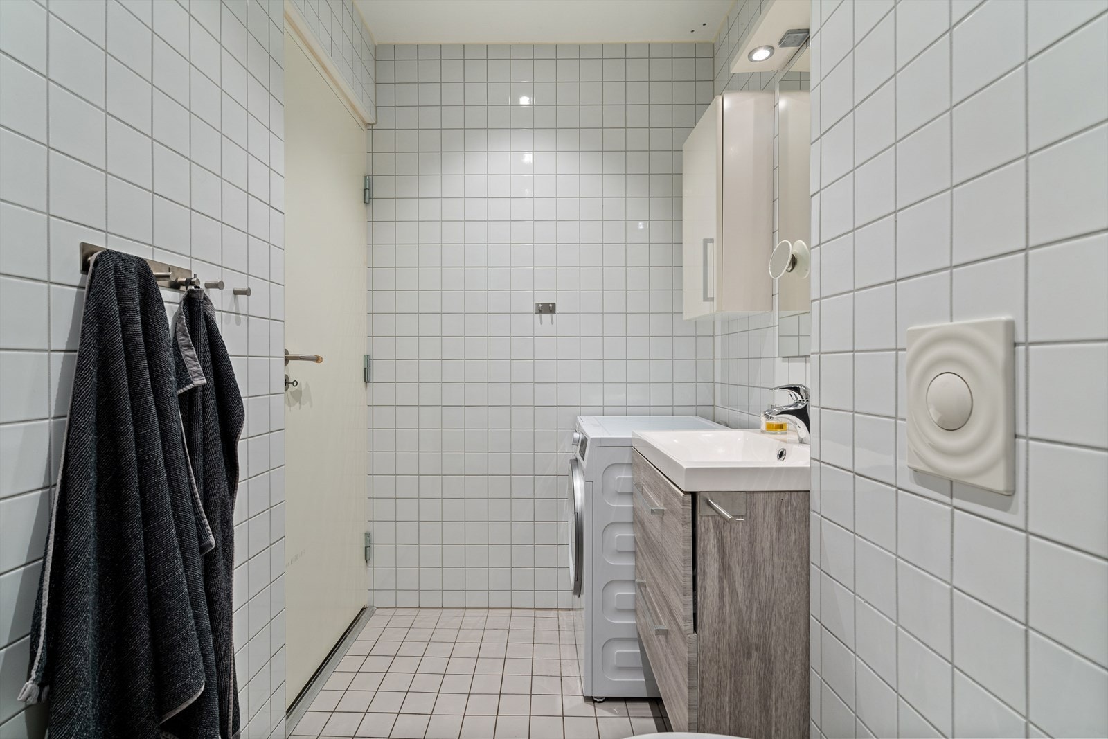 Baderomsinnredningen består av servant med skapinnredning, speil og belysning. Galleribilde