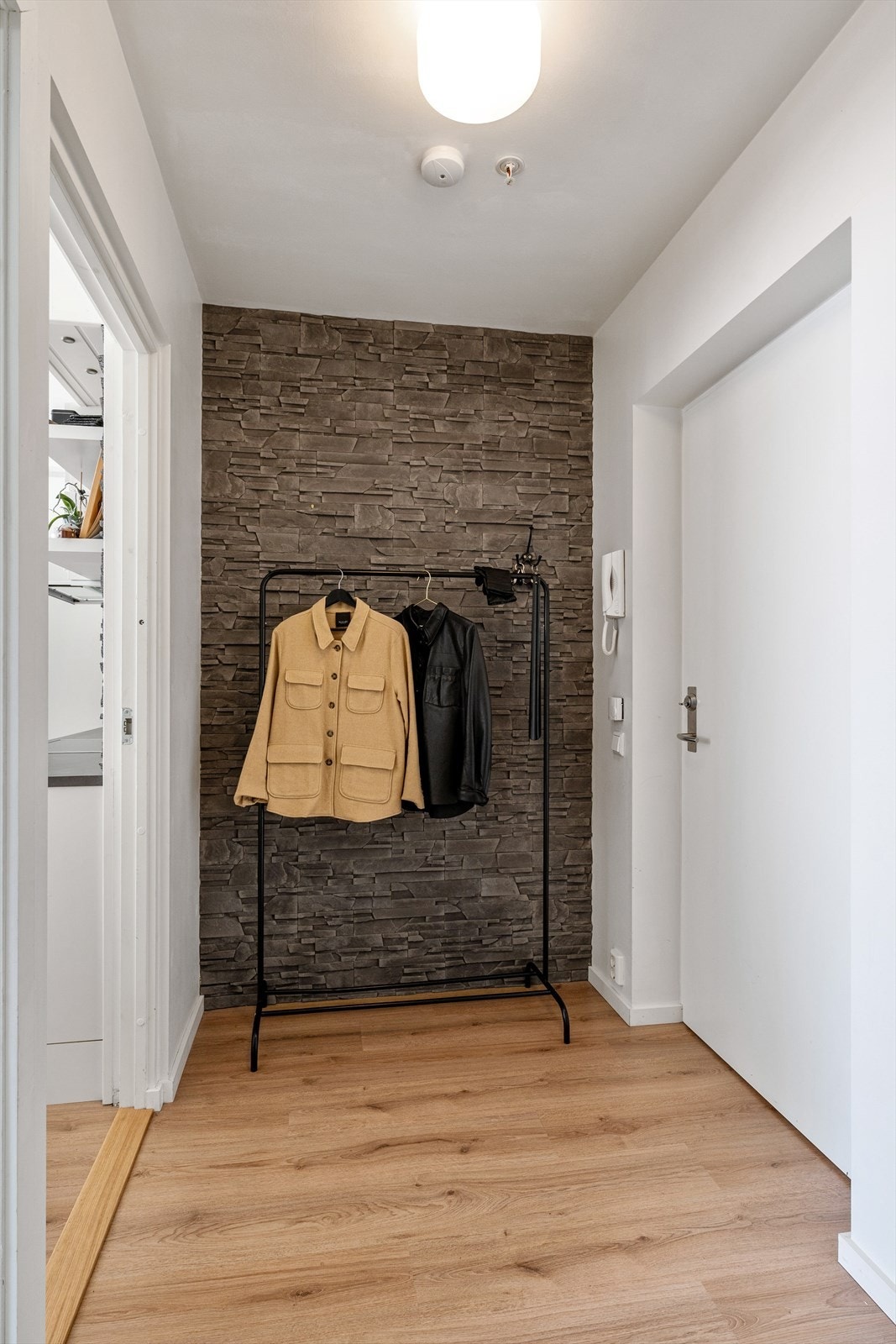 Entré med god plass til å sette fra seg sko og og henge fra seg yttertøy. Galleribilde