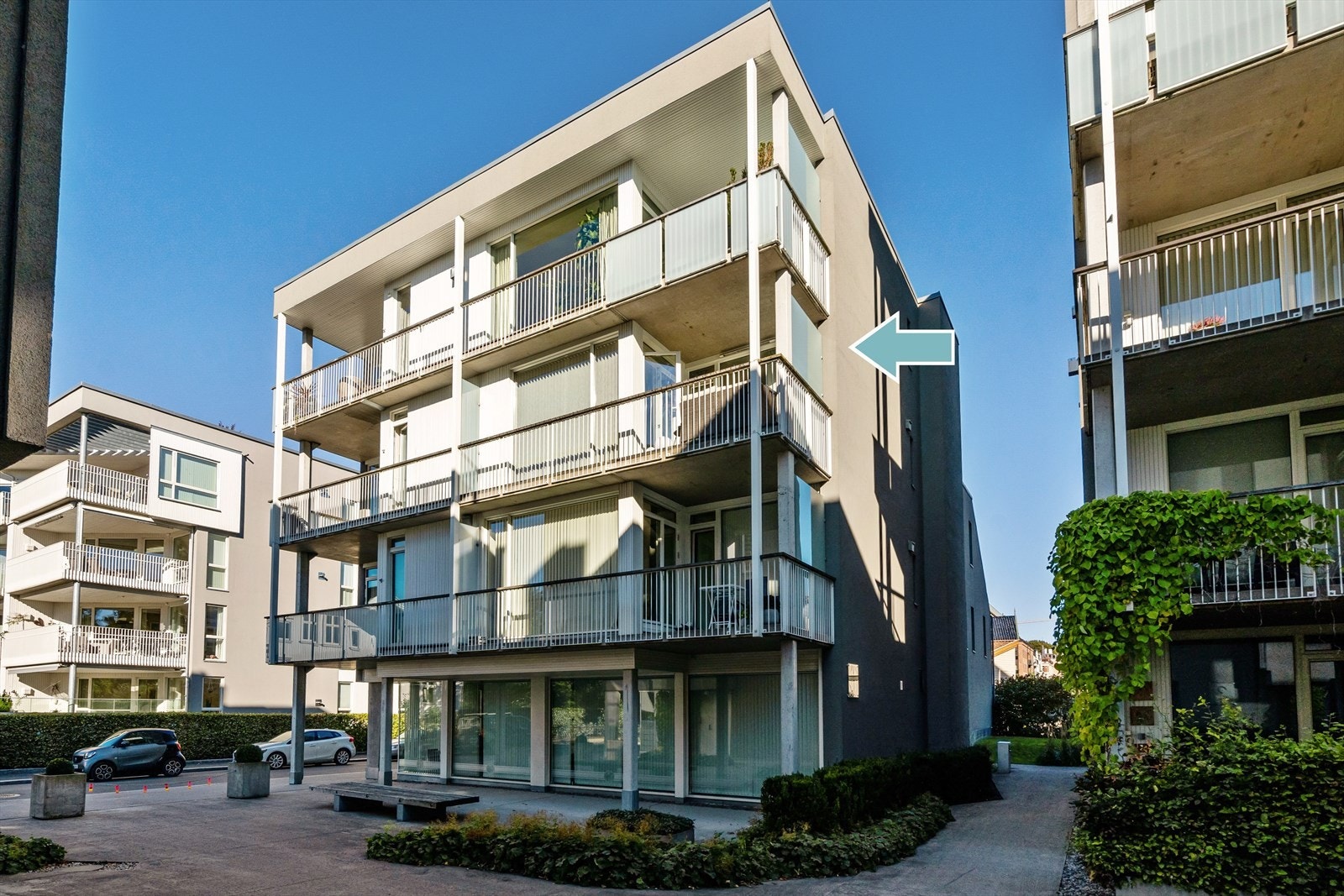 Leiligheten ligger fint til i byggets 3.etasje med heisadkomst til etasjen og med garasjeplass i lukket felles anlegg - easy living! Galleribilde