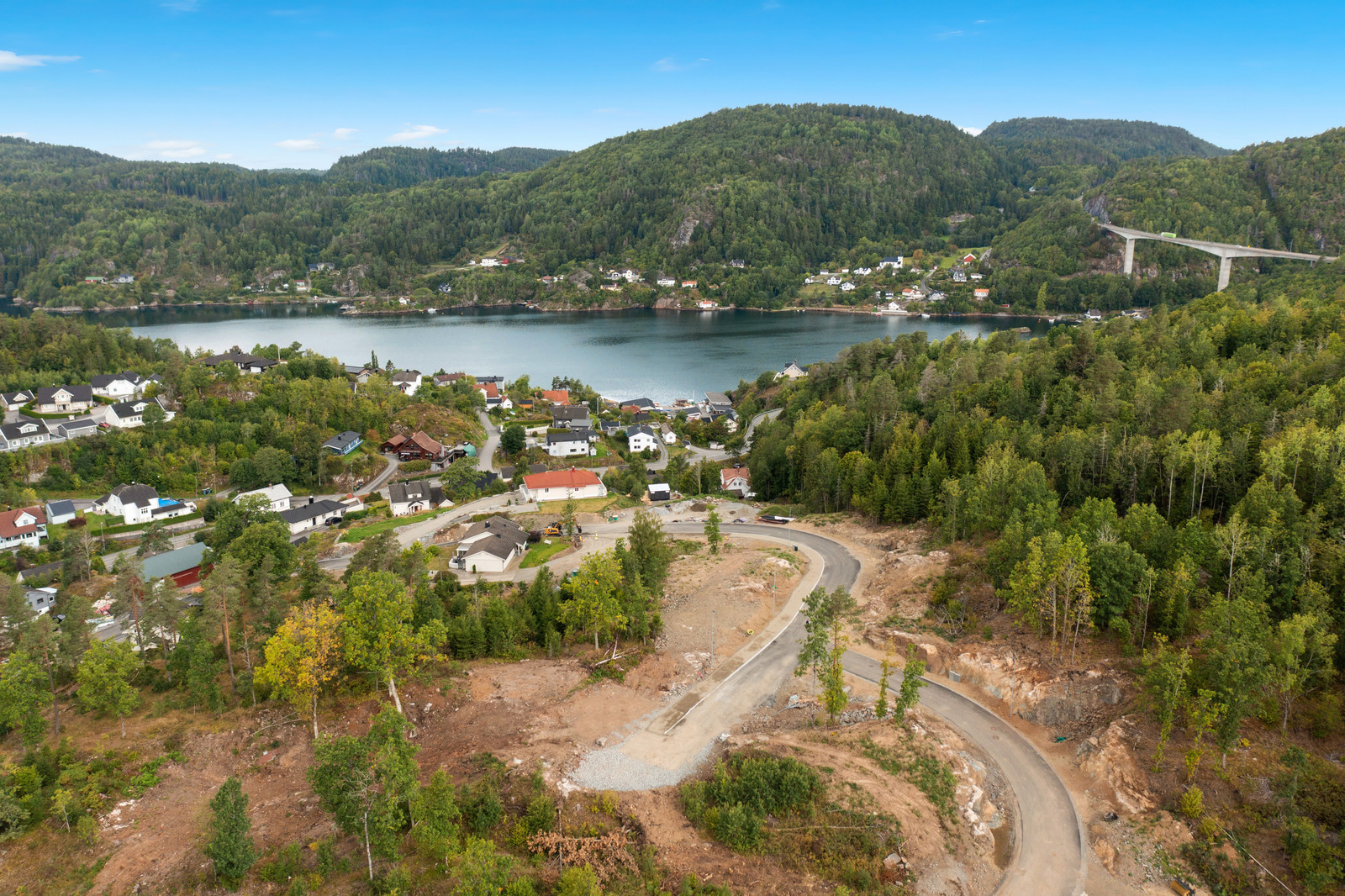 Alle tomtene har svært gode solforhold og flott utsikt. Kort vei til skog, strand og sjø.